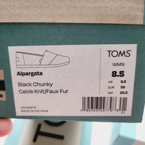 NWT TOMS  ALPARGATA black chunky cable  knit/faux fur flats